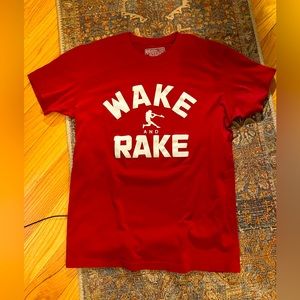 Tshirt Wake and Rake baseball tshirt men’s medium, maroon/red